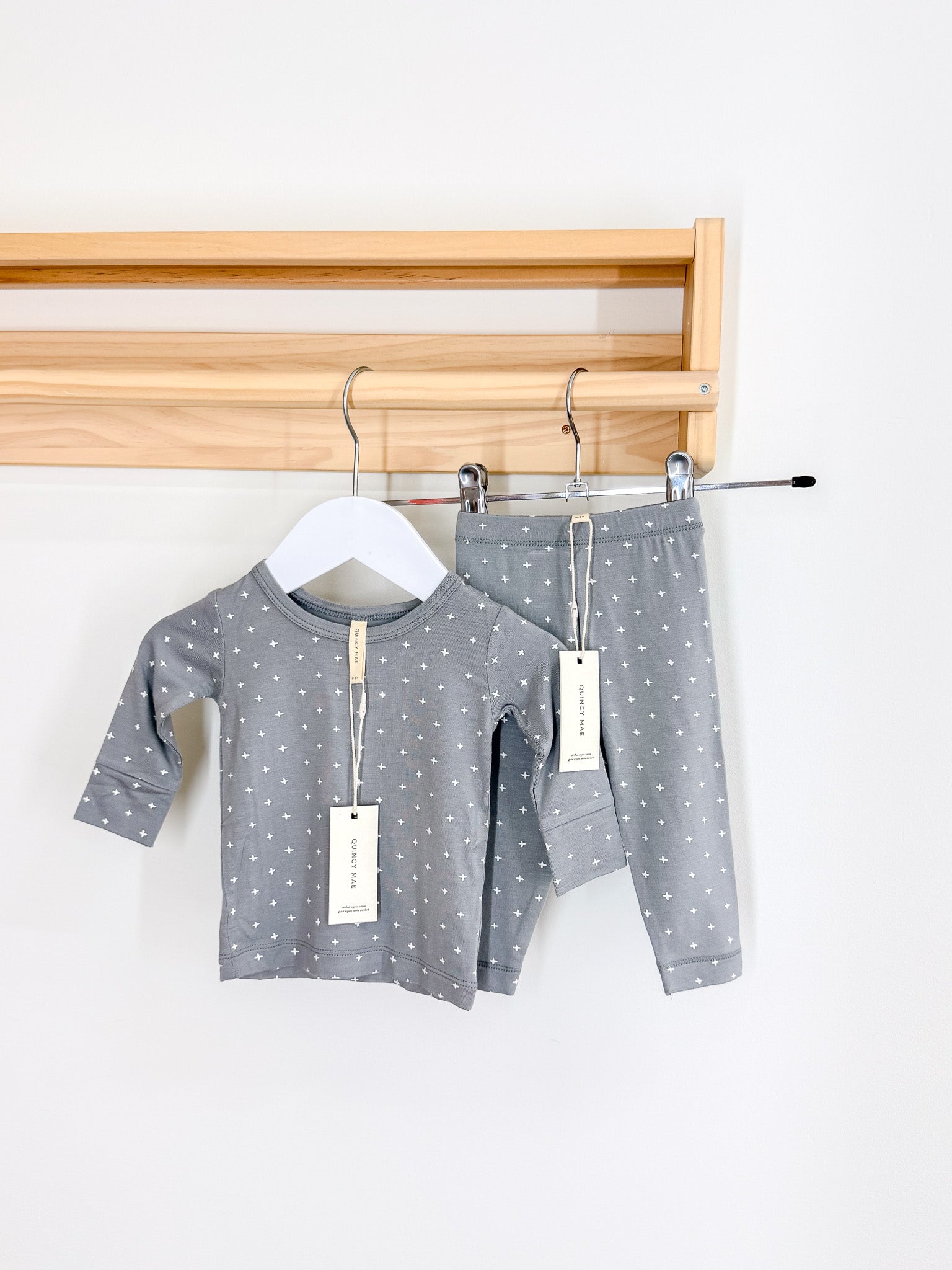 BNWT Quincy Mae criss cross bamboo set (0-3m)