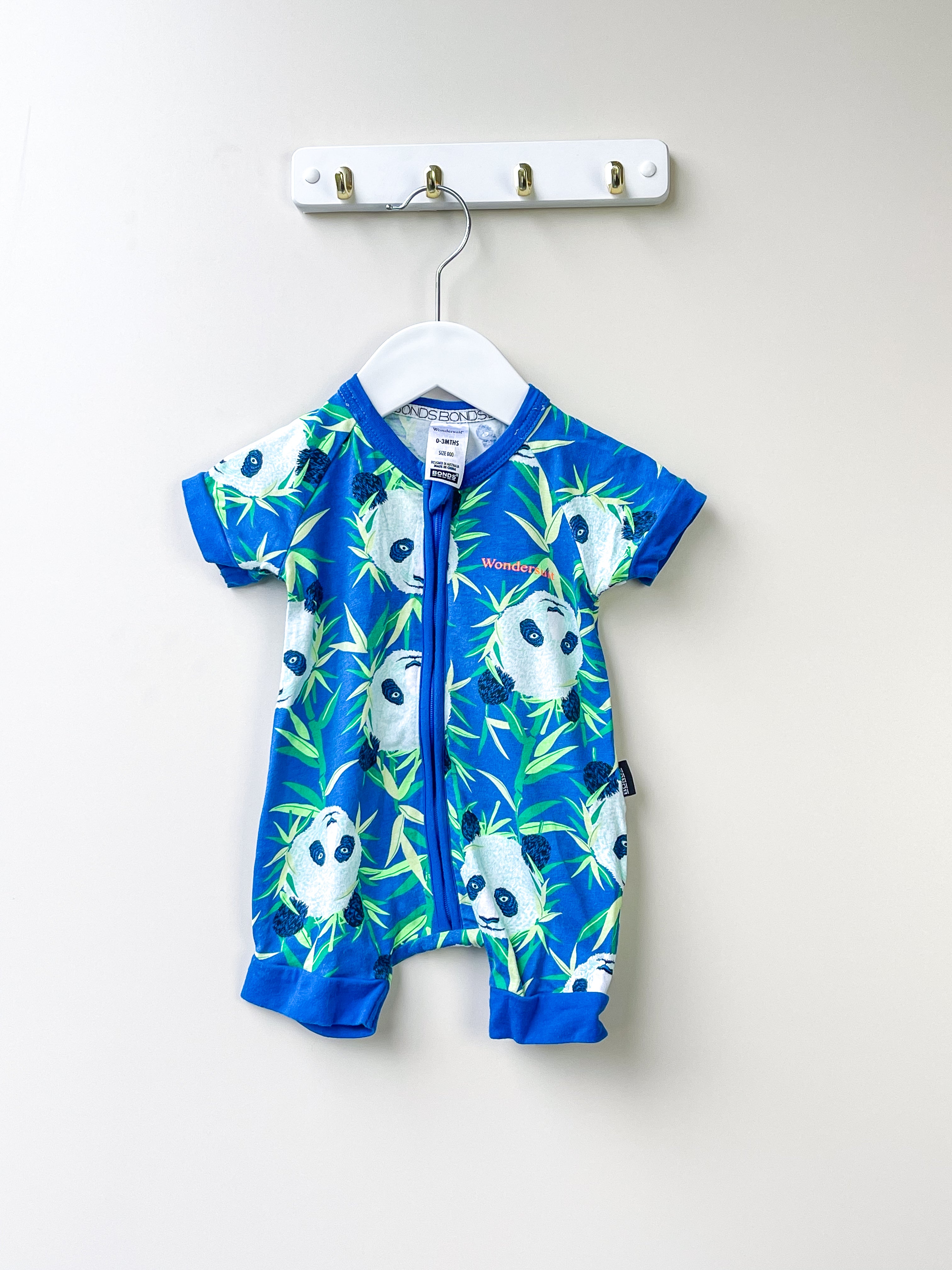 Bonds wondersuit - pandas (0-3m)