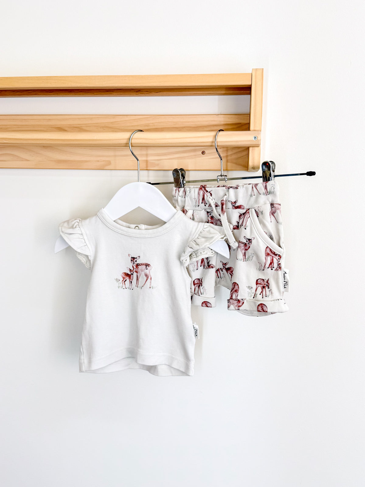 Aster & Oak organic fawn flutter tee + shorts set (0-3m)