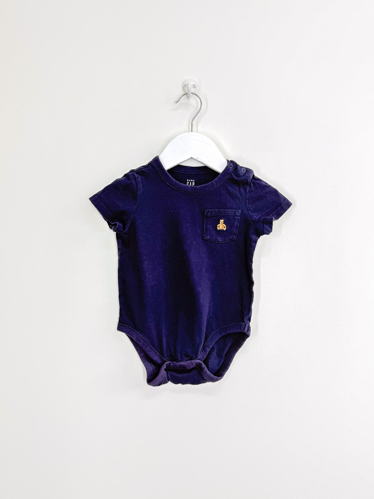 Gap short sleeve bear pocket bodysuit (12-18m)