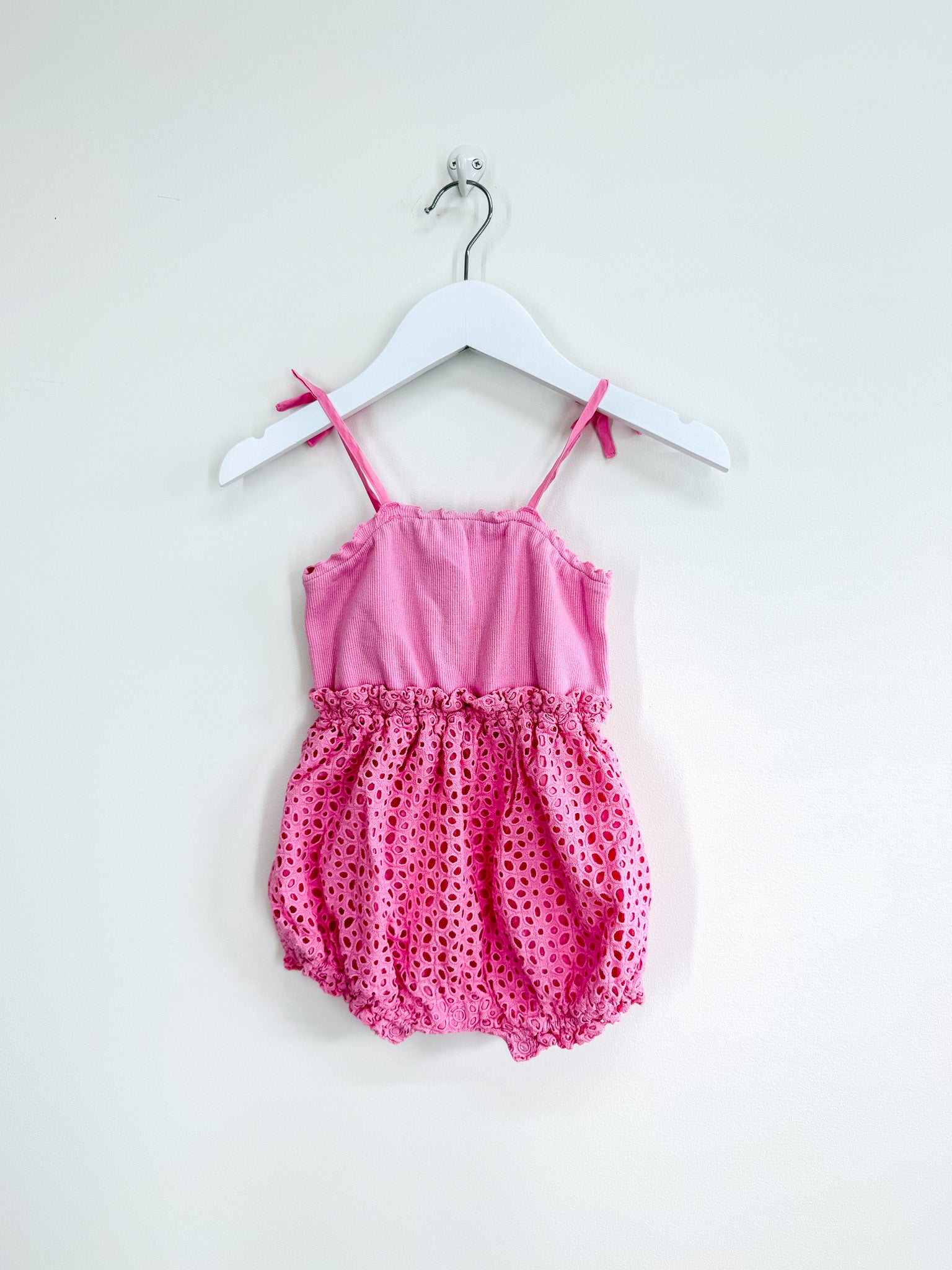 Country Road broderie bubblesuit (12-18m)