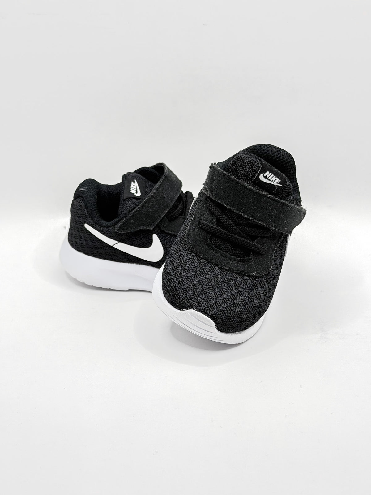 BNWOT Nike tanjun velcro sneakers (19.5EU)
