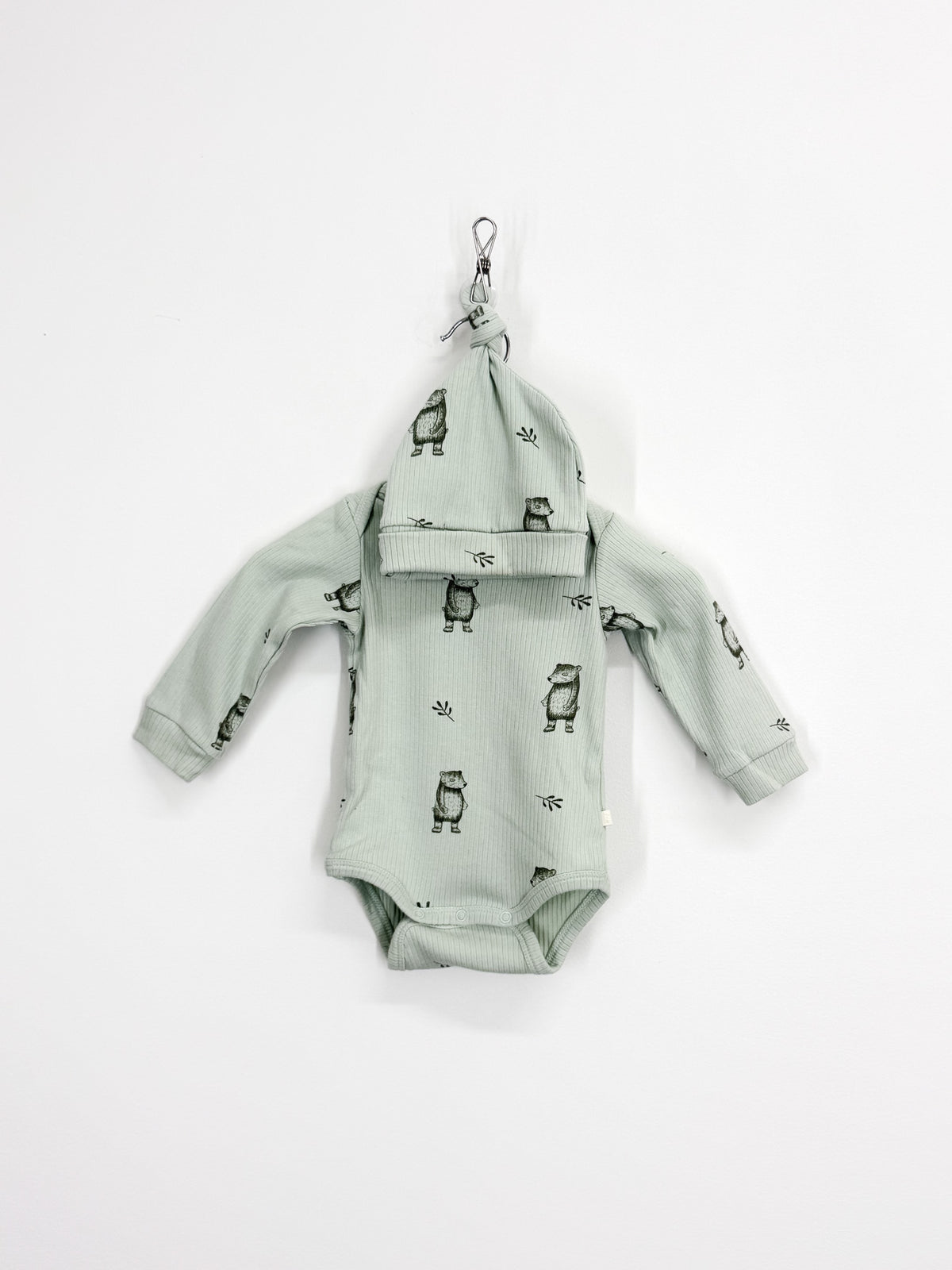 Wilson & Frenchy organic rib bodysuit & knot beanie set (3-6m)
