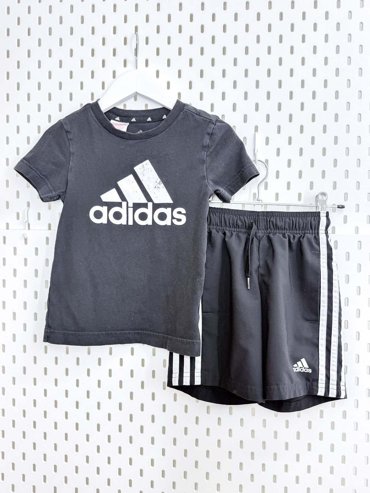 Adidas tee & shorts set (5-6y)