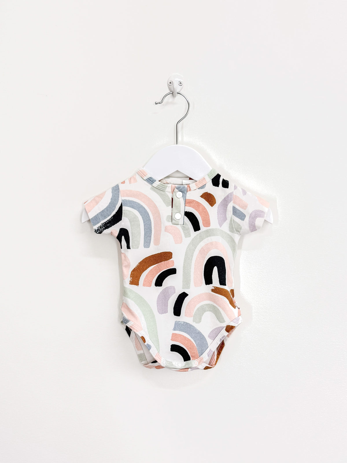 Snuggle Hunny organic short sleeve henley bodysuit - rainbow (0-3m)