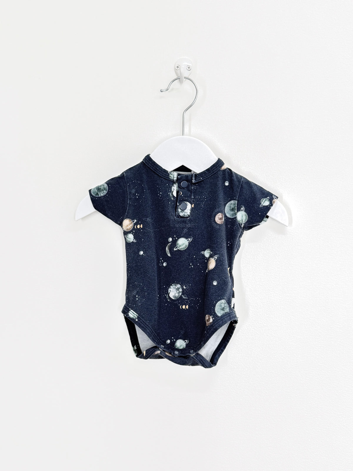 Snuggle Hunny organic short sleeve henley bodysuit - milky way (newborn)
