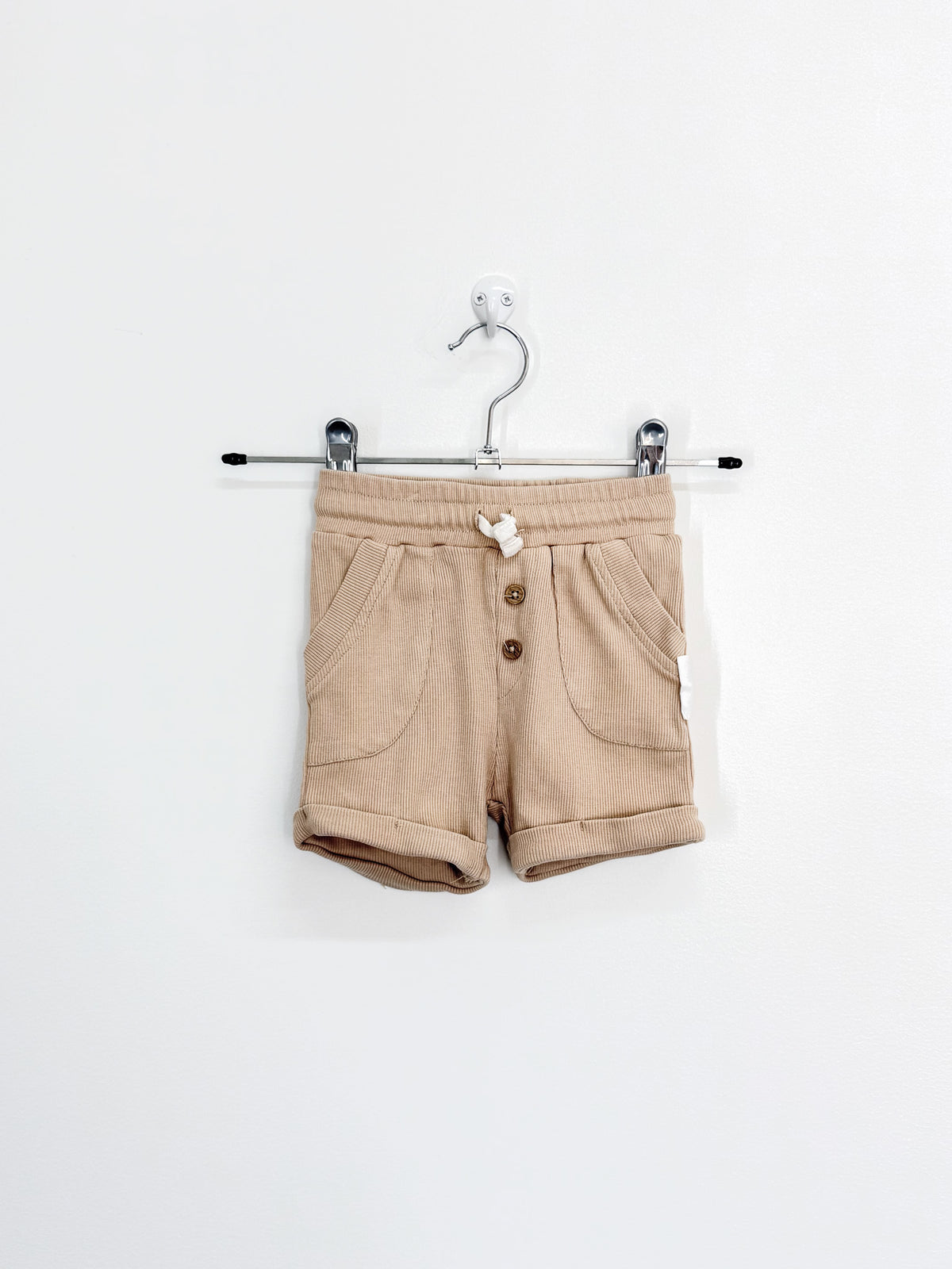 Aster & Oak organic taupe rib shorts (3-6m)