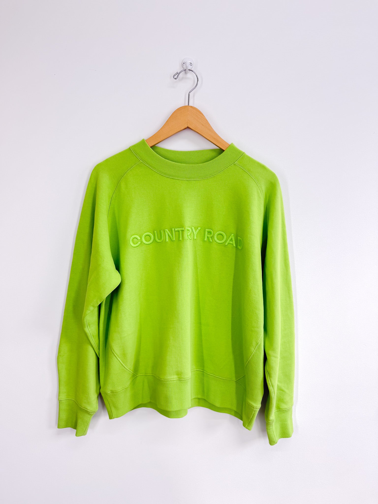 BNWOT Country Road casual logo sweatshirt (10)