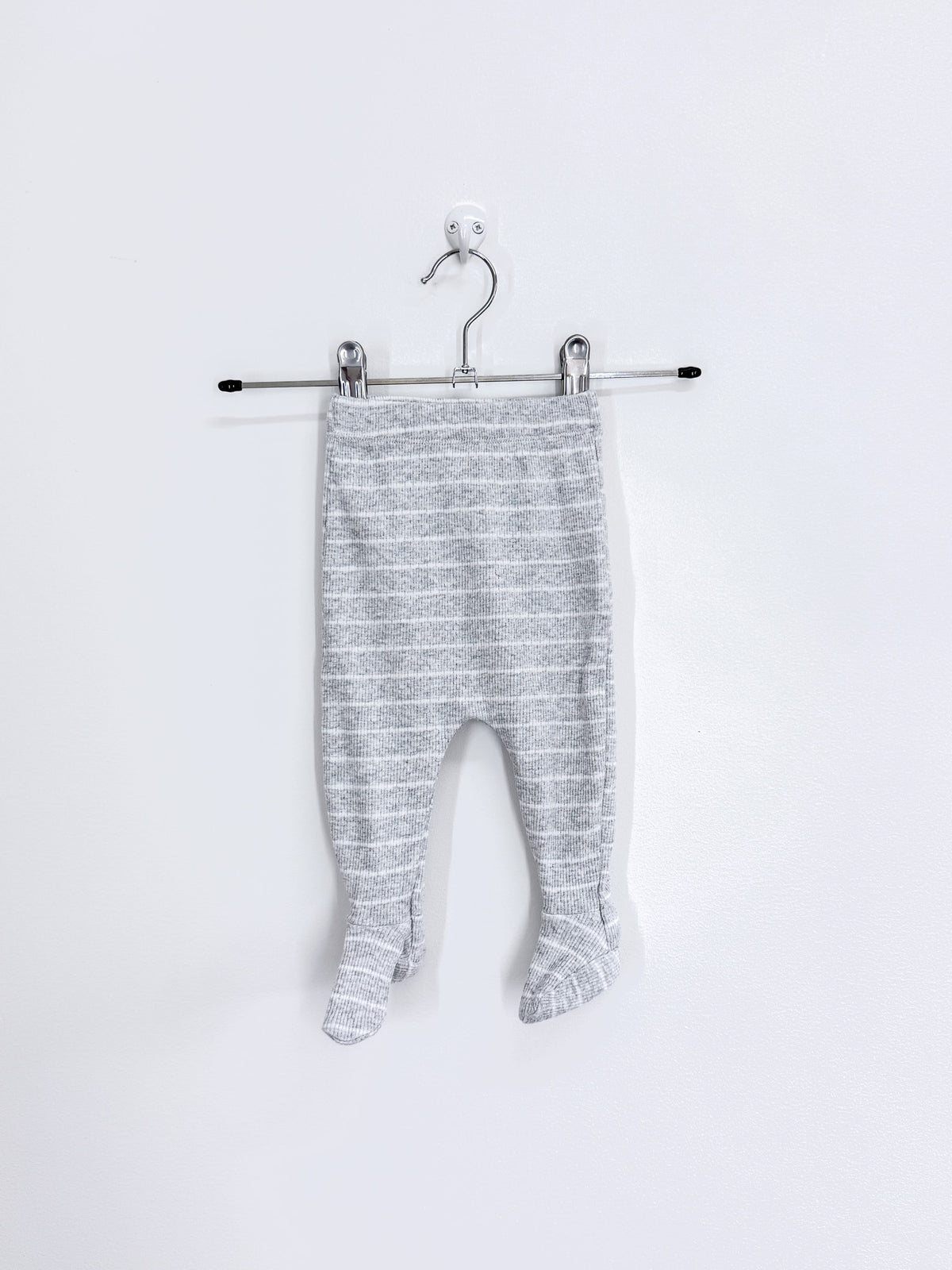 Cotton On Kids organic footed leggings - grey stripe (0-3m)