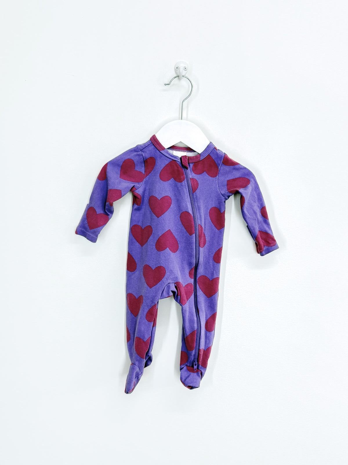 Teeny Weeny zipsuit - purple hearts (newborn)
